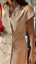 Load image into Gallery viewer, Fitted blazer in short sleeves
