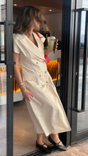 Load image into Gallery viewer, Fitted blazer in short sleeves
